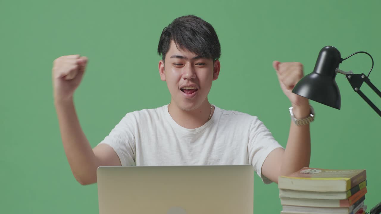 성공을 축하하는 행복한 학생