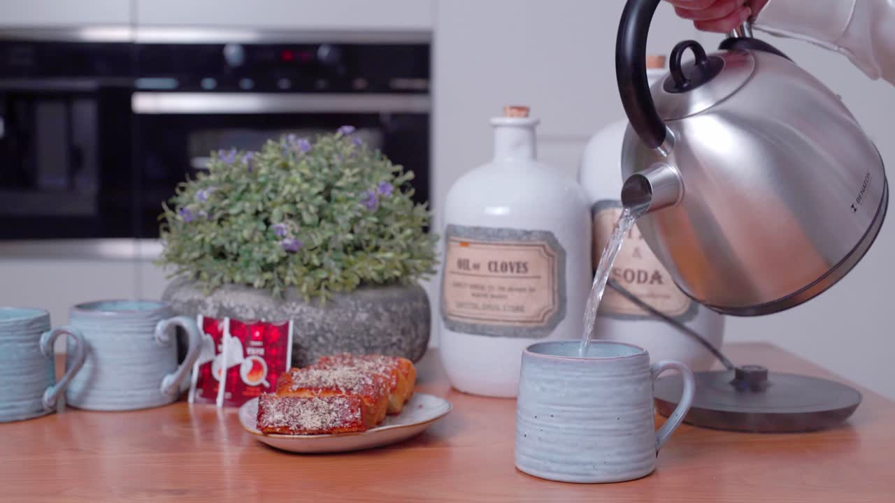 현대 스테인리스 스 ⁇  물 보일러, 손으로 차 컵에 뜨거운 물을 부어