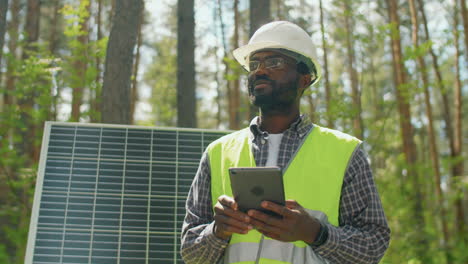 Trabajador-Del-Sistema-Fotovoltaico-Comprobando-Datos