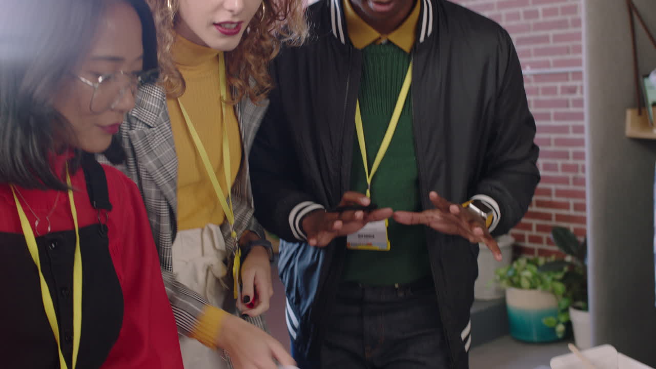 젊은 엔지니어들이 소프트웨어 애플리케이션을 개발하고 아이디어를 공유하고 다양한 학생들이 모바일 앱을 설계하고 브레인스토밍을 하고 레이아웃 드로잉을 사용하여 인터페이스 솔루션을 설계합니다.