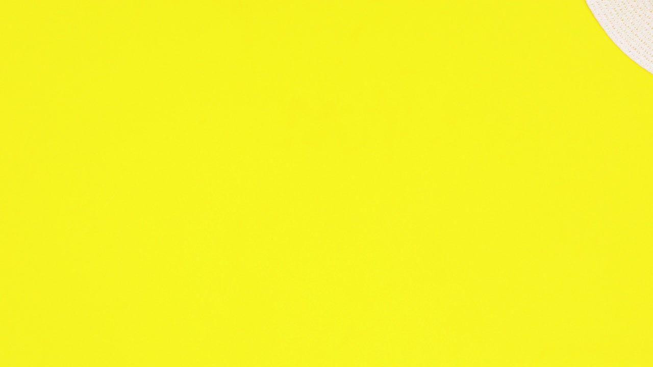 accesorios de viaje de verano en fondo amarillo. stop motion