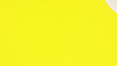accesorios de viaje de verano en fondo amarillo. stop motion