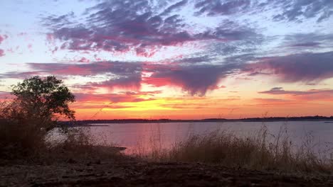 el lapso de tiempo de la puesta de sol en el lago