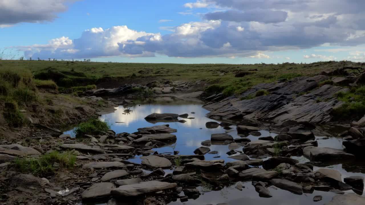 zoom en imágenes de un pozo de agua en áfrica donde el último agua se está secando