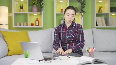 Mujer-Joven-Asiática-Con-Falta-De-Motivación.