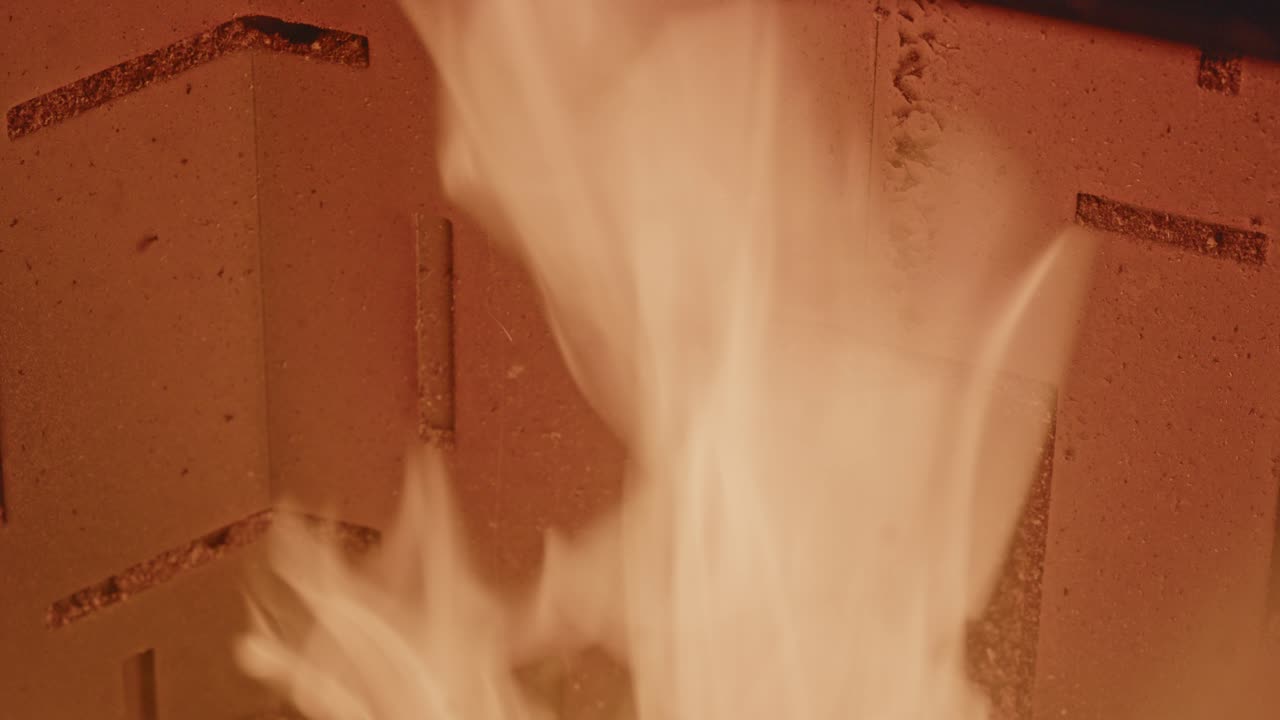 llamas feroces y afiladas que queman fuertemente en una estufa de pellets