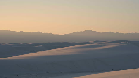 Vista-Panorámica-De-Las-Dunas-De-Arena-Al-Atardecer-En-El-Parque-Nacional-De-Arenas-Blancas-De-Nuevo-México