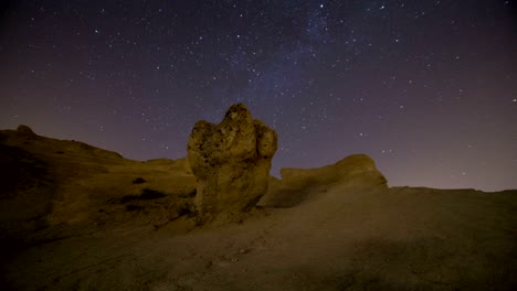 objeto geológico de capadocia con la vía láctea
