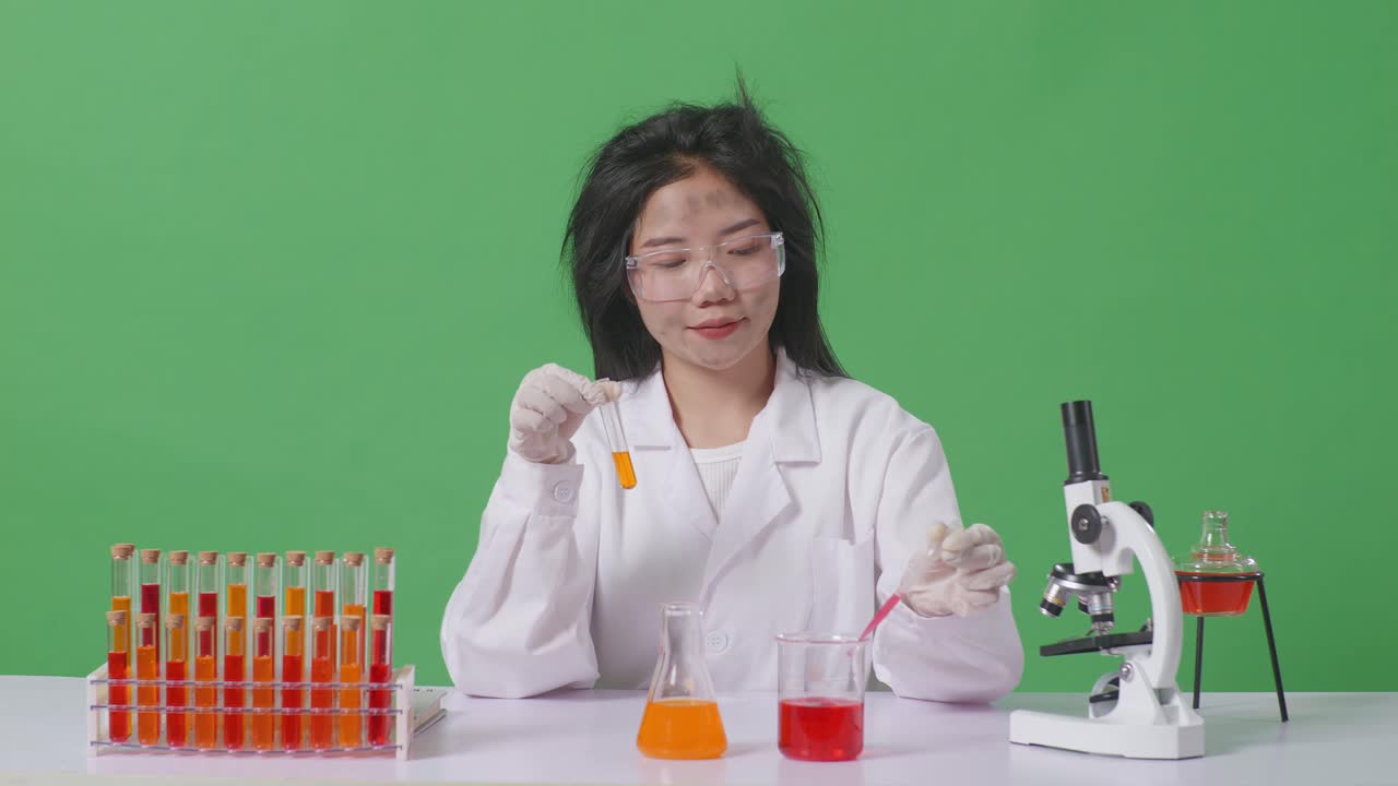 실험실에서 실험을 하는 과학자