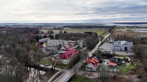 drone orbit establece un hospital en la ciudad rural de silute lituania en invierno