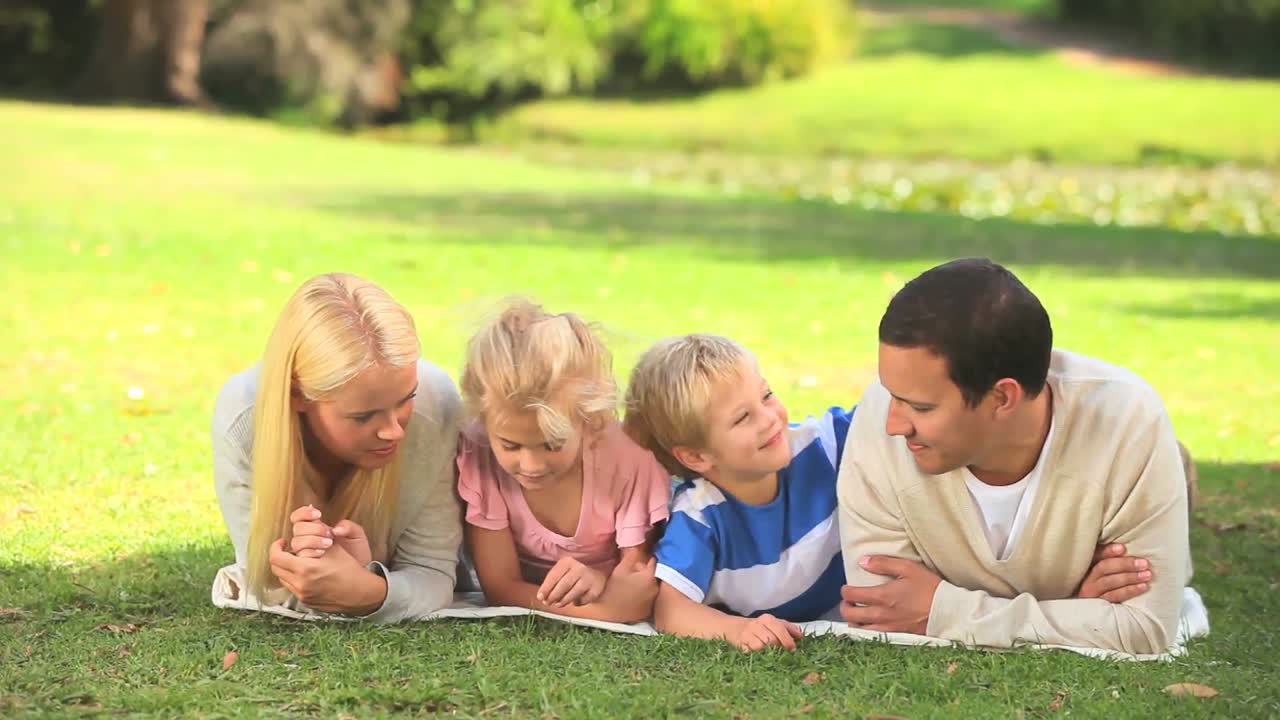 어린 부부 가 자녀 들 과 대화 하고 있다