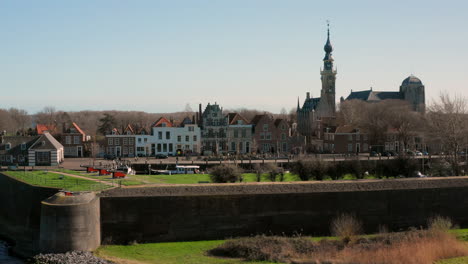 Antena:-La-Histórica-Ciudad-De-Veere-Con-Un-Antiguo-Puerto-E-Iglesias,-En-Un-Día-De-Primavera