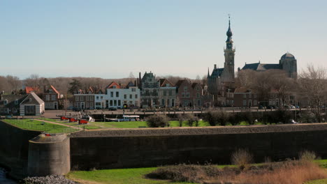 antena: la histórica ciudad de veere con un antiguo puerto e iglesias, en un día de primavera