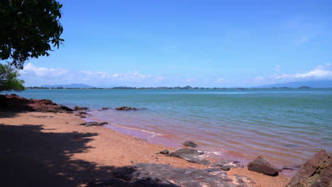 La-Costa-Rosa-Con-Playa-De-Mar-En-Chanthaburi,-Tailandia