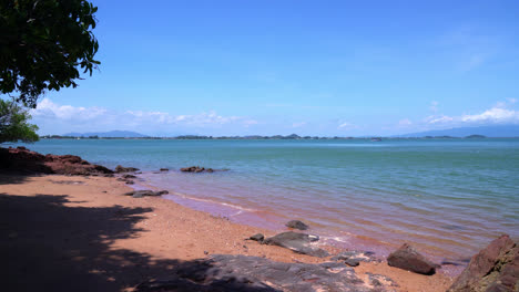 la costa rosa con playa de mar en chanthaburi, tailandia