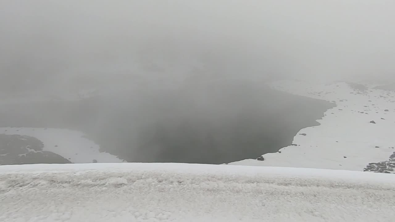 상단 각도에서 아침에 겨울에 히말라야 산 풍경