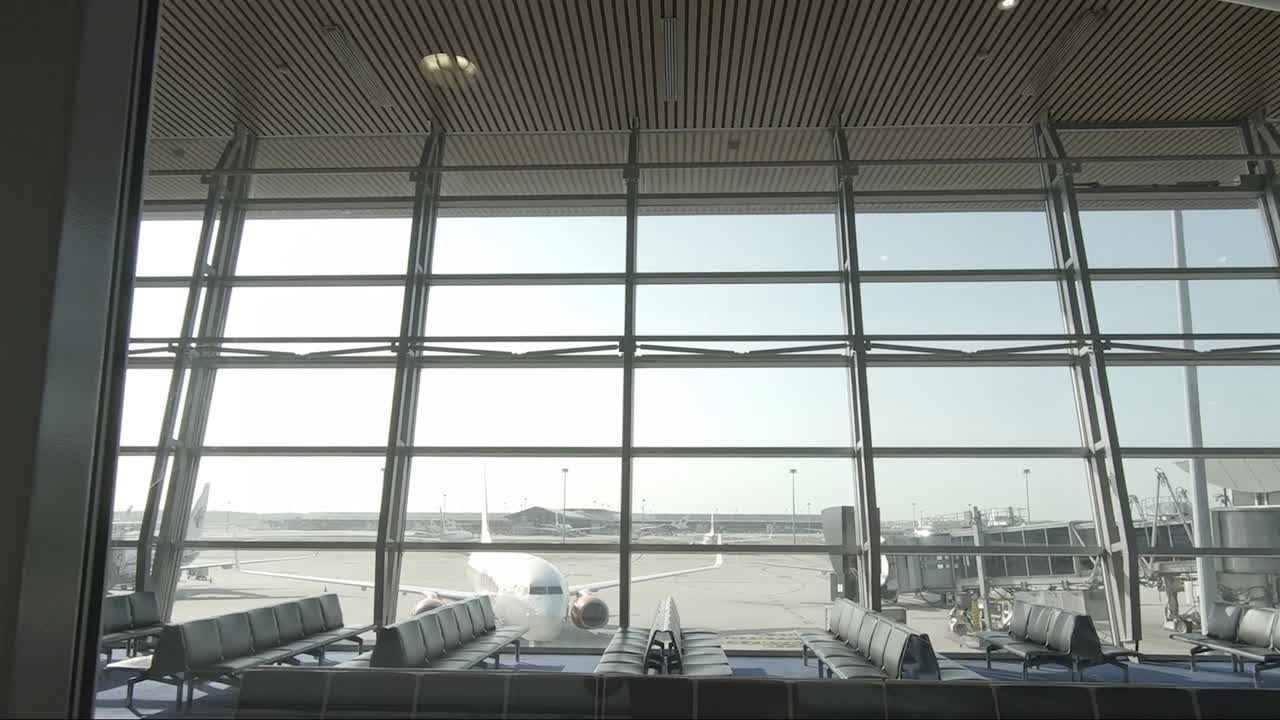 covid-19 대유행 동안 쿠알라룸푸르 세팡에 있는 빈 공항 klia
