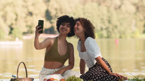 Couple-taking-selfies-in-the-park