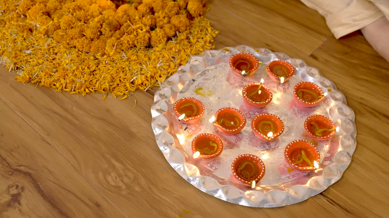 Coppia indiana che decora la casa per Diwali