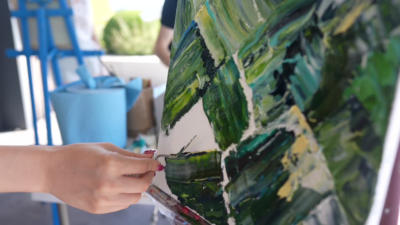 팔레트 칼로 야외에서 그림을 그리는 예술가