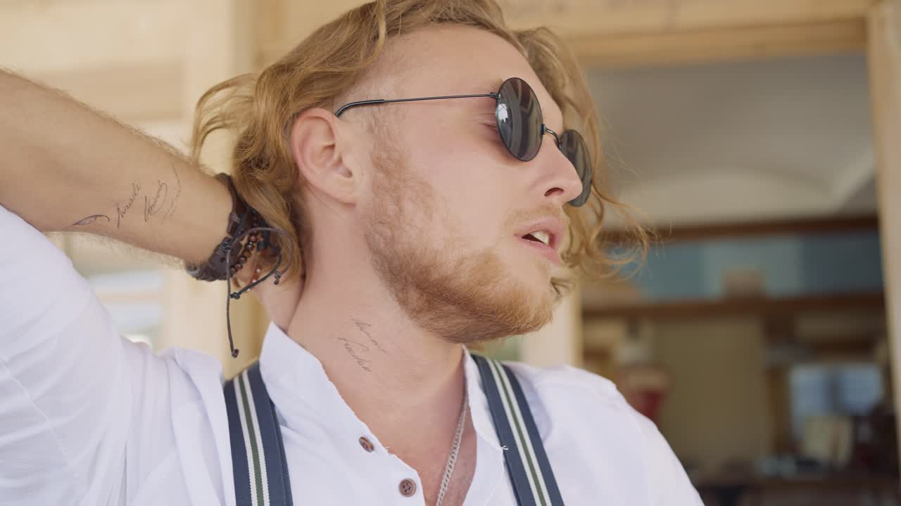 hombre en un elegante retrato al aire libre