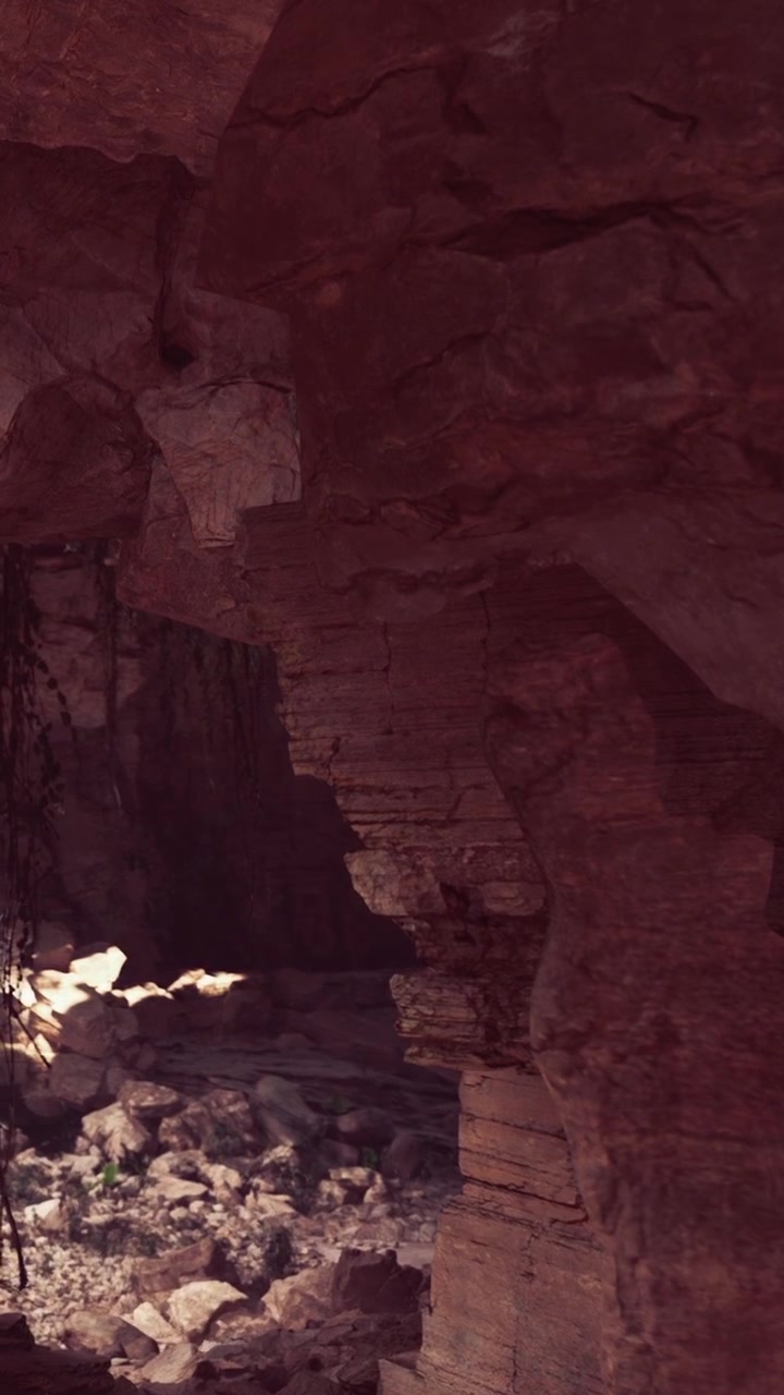Esplorando una grotta rocciosa con la luce del sole che raggiunge il suolo