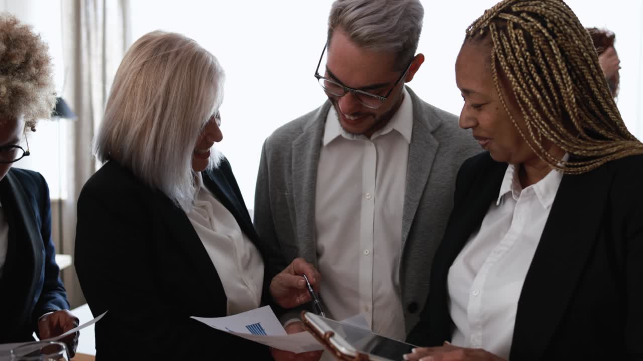 Profissionais multirraciais trabalhando dentro de um escritório bancário - Conceito de reunião e startup
