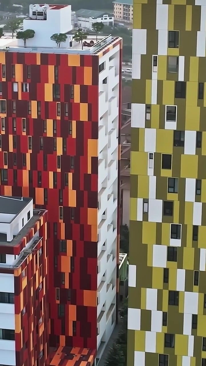 Paesaggio urbano di Accra che mostra edifici moderni e strade trafficate