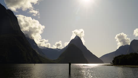 Fiordos-De-Milford-Sound-Con-Agua-De-Lago-Reflectante,-Tomada-Desde-El-Puerto