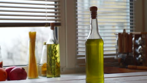 botella de aceite de girasol. aceite de cocina en botella de vidrio. ingredientes para cocinar
