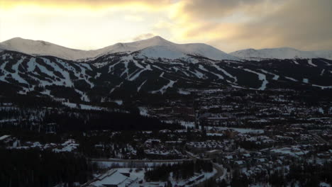 Impresionante-Panorámica-A-La-Izquierda-Del-Ancho-Breckenridge,-Pico-De-Diez-Millas,-Senderos-De-Esquí-De-Colorado-Durante-La-Puesta-De-Sol,-Medio-Paso-épico,-Naranja,-Amarillo,-Nubes-Brillantes,-Pico-De-Montaña-Sombreado,-8-9-10,-Frío,-Vacaciones-Familiares,-Montañas-Rocosas.