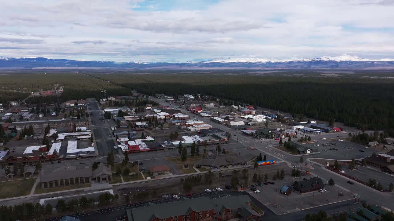 vista aérea de drones de west yellowstone y todo el bosque que lo rodea