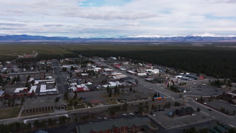 Vista-Aérea-De-Drones-De-West-Yellowstone-Y-Todo-El-Bosque-Que-Lo-Rodea.