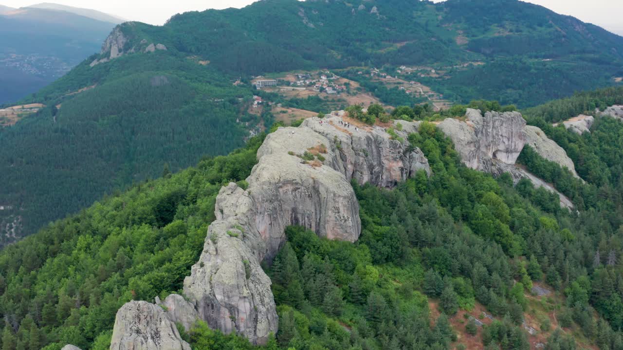 vista aérea de belintash - antiguo santuario dedicado al dios sabazios en las montañas rodope, bulgaria