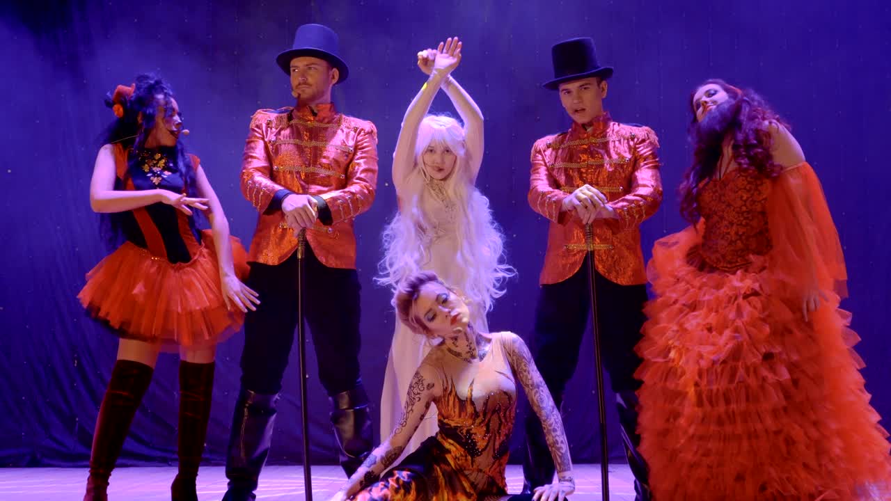 grupo de monstruos en el escenario