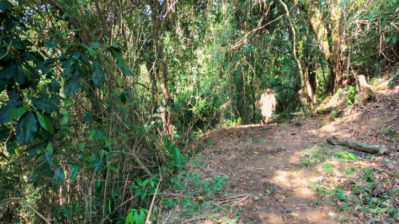 숲에서 오솔길을 걷는 남자
