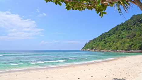 Slow-motion-of-waves-washing-up-on-an-empty-island-beach