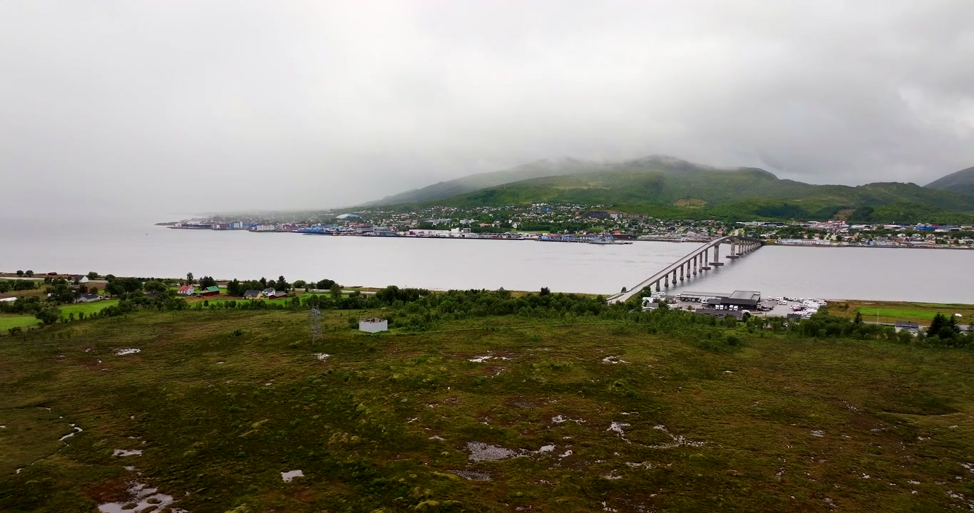 Vista aerea del ponte di Sortland che collega Hinnoya e Langoya nella Norvegia settentrionale