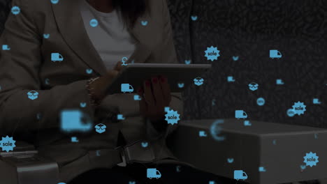 video compuesto digital de iconos digitales contra una mujer usando una tableta digital en el fondo