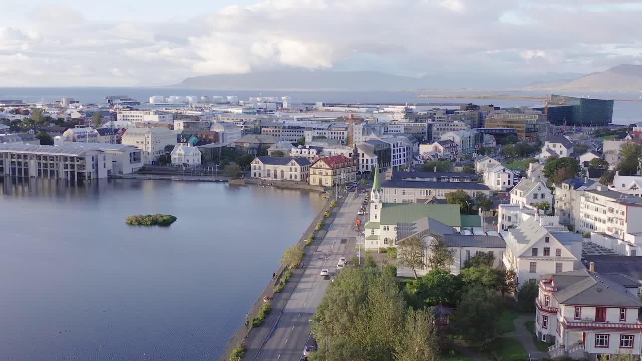 아름다운 황금시간대 일몰 동안 티외르닌 호수가 있는 아이슬란드 시내, 공중