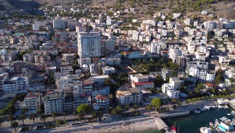 Antenne-Nähert-Sich-Und-Fliegt-über-Sarande.-Albanien