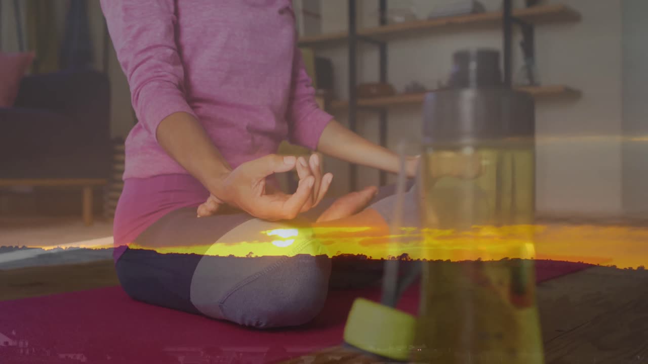 animación del paisaje del atardecer sobre la mujer practicando yoga, haciendo ejercicio en casa.