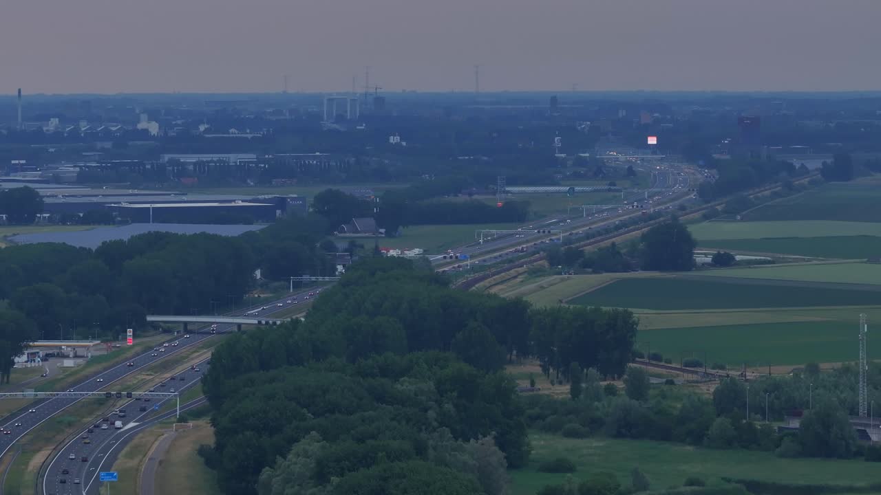 공중 사진: 바쁜 모어디크 도로, 풍차, 푸른 땅