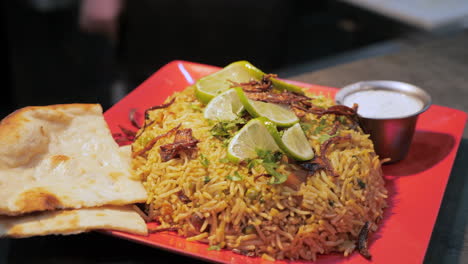 Biryani-Con-Naan-Y-Raita-Chapado-Para-Servir-En-El-Restaurante,-Slider-Pull-Slow-Motion-Hd