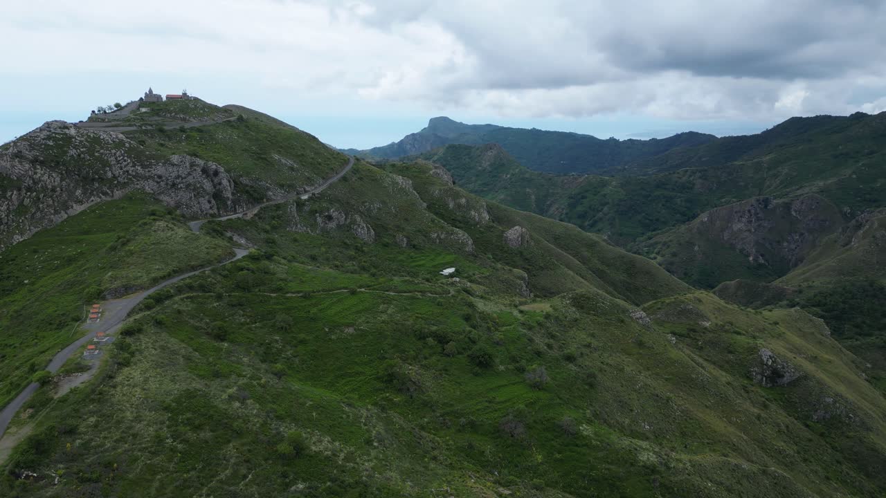 Filmato aereo realizzato con drone del Santuario della Madonna dell'Aiuto, Sicilia: chiesa in cima a una collina con viste panoramiche su valli e campagne. Perfetto per progetti di viaggio, fede e cultura.
