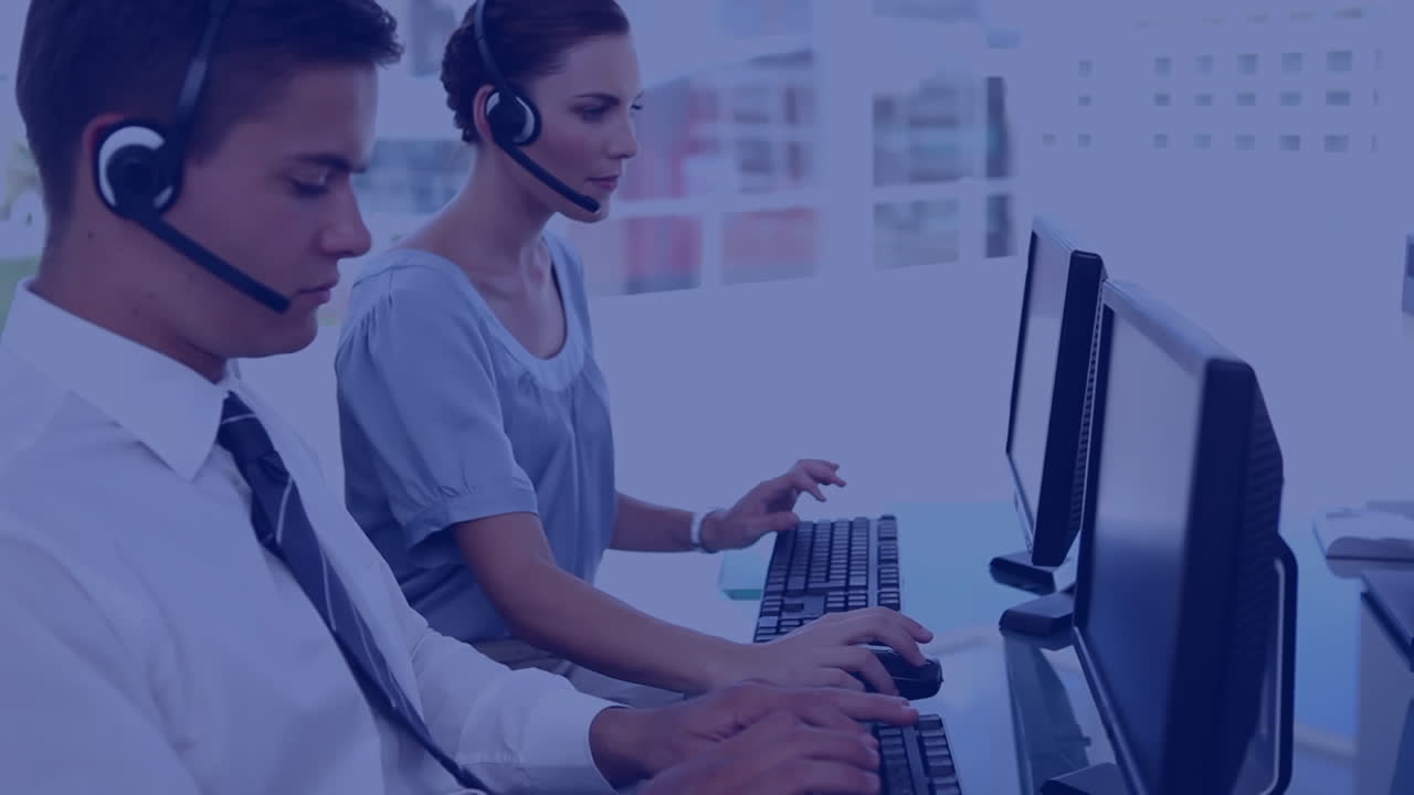 animación de la placa de circuito del procesador sobre personas de negocios que usan auriculares telefónicos