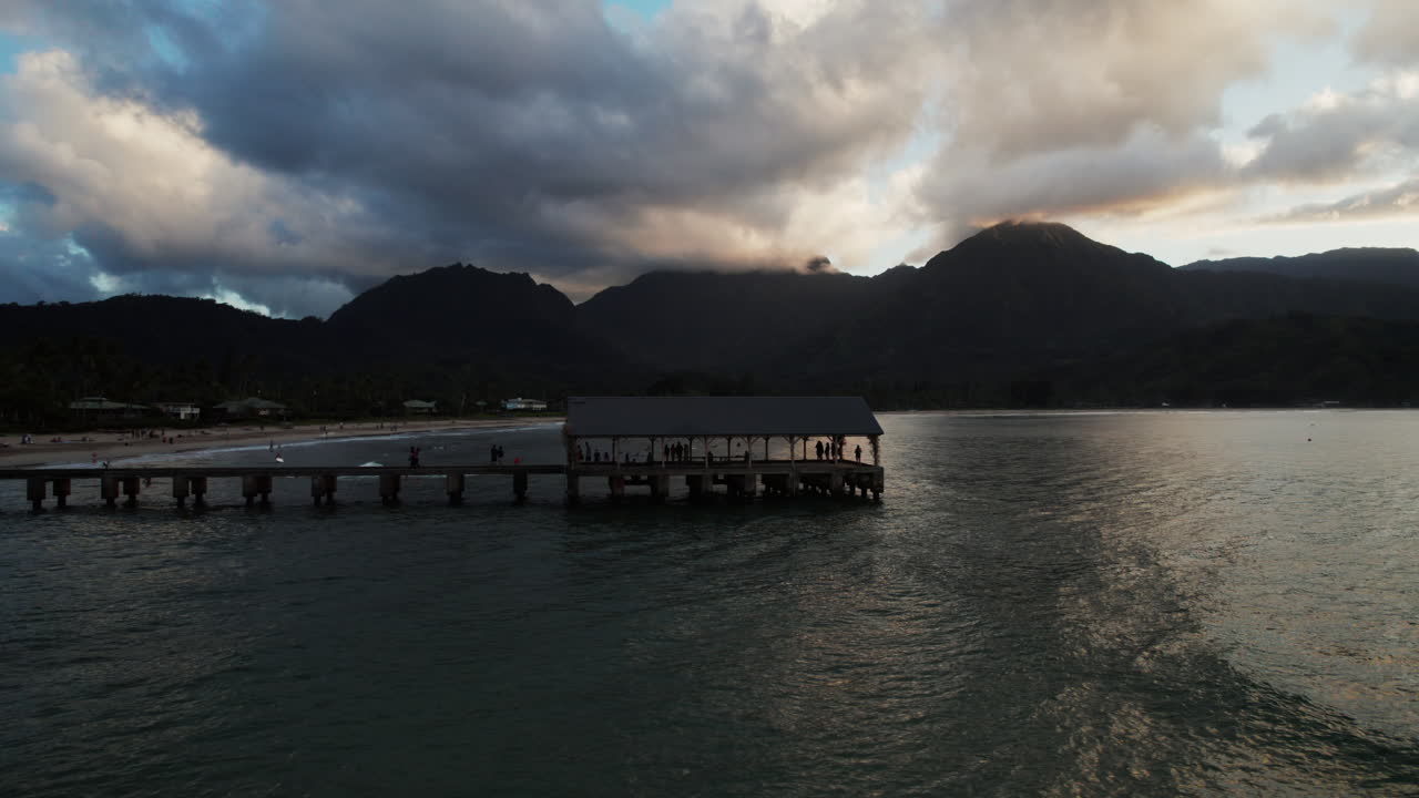 하와이에서 일몰 부두의 드론 샷