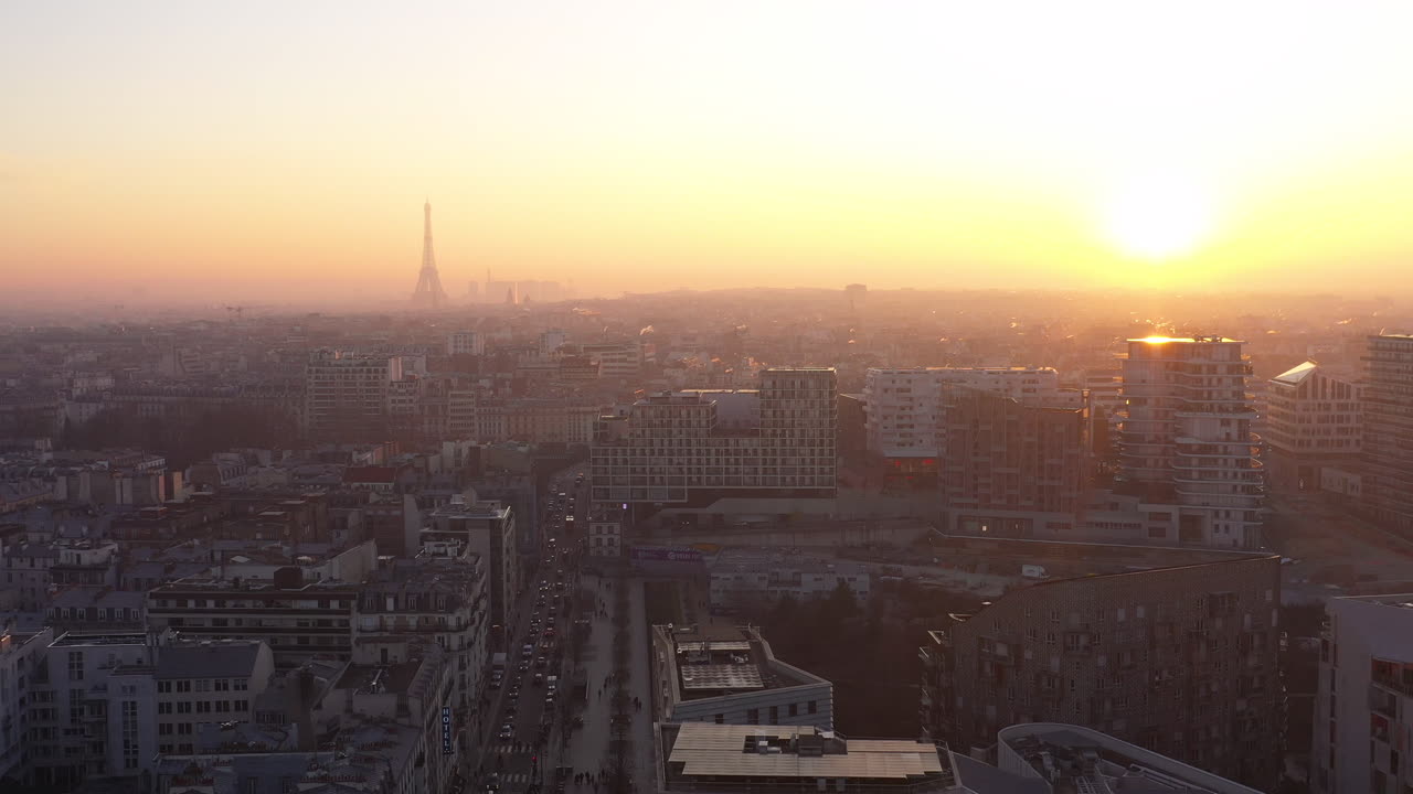 파리 도시 위의 해가 지는 모습, 프랑스의 에펠탑을 배경으로 한 공중 촬영
