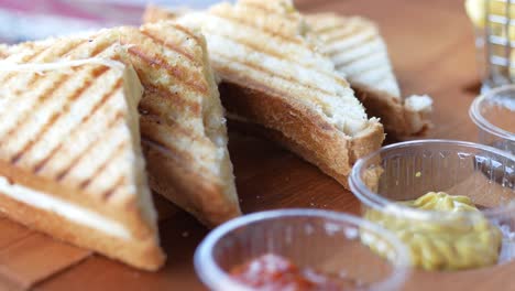 sándwich de queso a la parrilla con ketchup, mostaza y patatas fritas