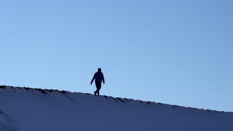 Hombre-Caminando-Sobre-Dunas-De-Arena-En-Un-Día-Soleado